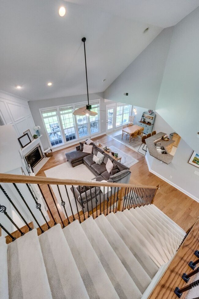 Building Photo - 4 Bedroom, 3.5 Bathroom Executive Home with Fenced Yard and 3 Car Garage.