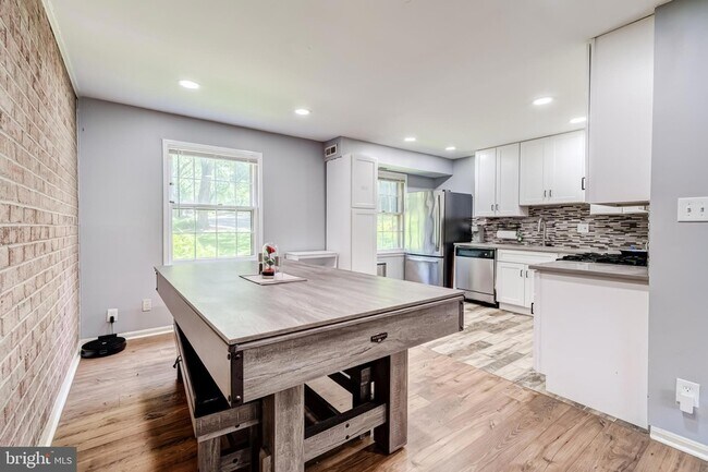 Building Photo - 6012 Westchester Park Dr