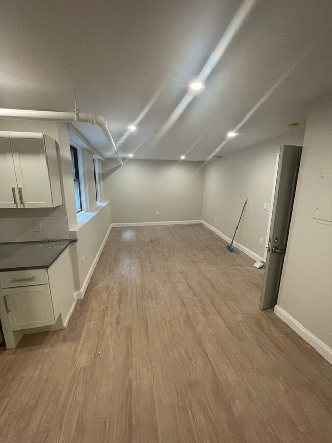 Building Photo - NO FEE!  CLEVELAND CIRCLE 1 BEDROOM WITH RENOVATED KITCHEN AVAILABLE 9/1