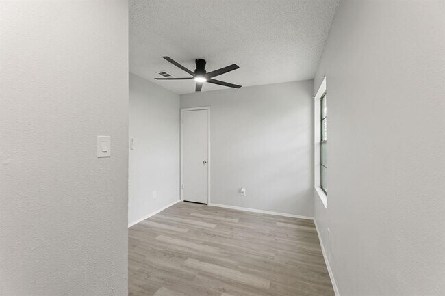 Building Photo - 3460 Willowrun Dr