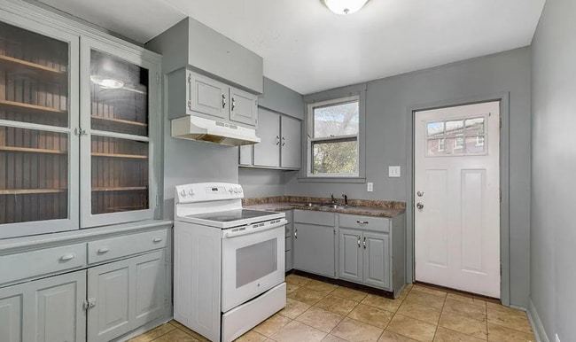 Building Photo - Spacious 5-Bed Gem with 2 Kitchens in Prime Cincinnati Location – Freshly Updated!