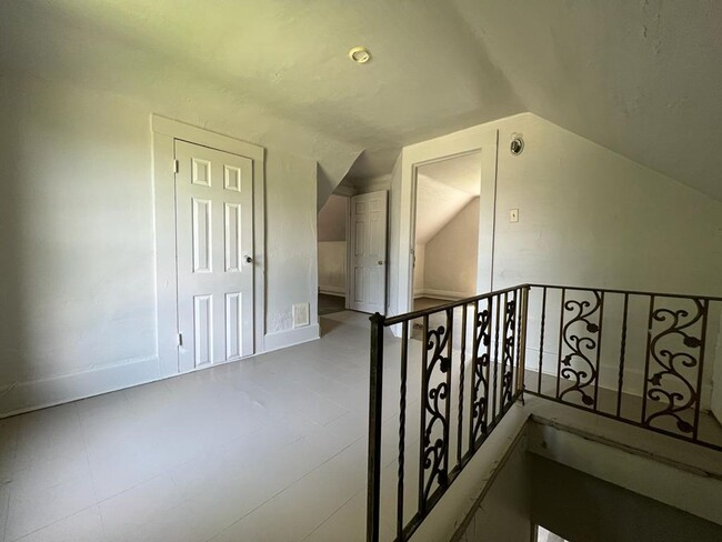 Building Photo - 127 Elm St