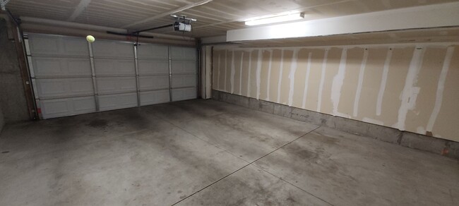 Building Photo - Beautiful Salt Lake Townhome!!!