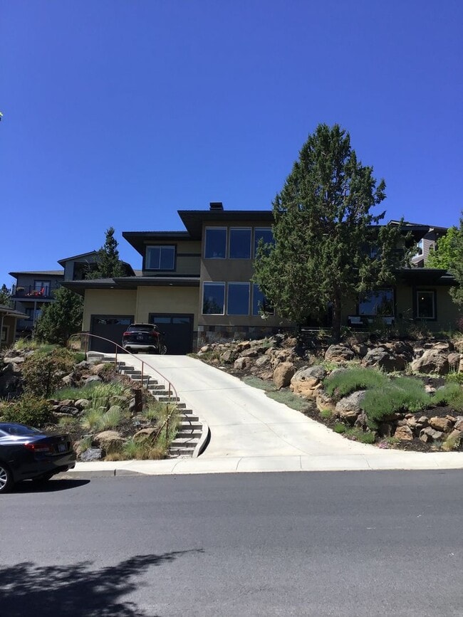 Building Photo - Gorgeous 4 Bedroom Home on Awbrey Butte!