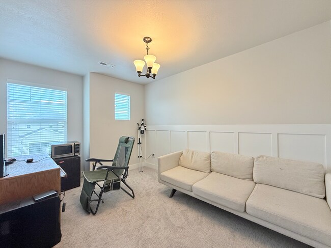 Building Photo - VERY Spacious house in Vineyard!