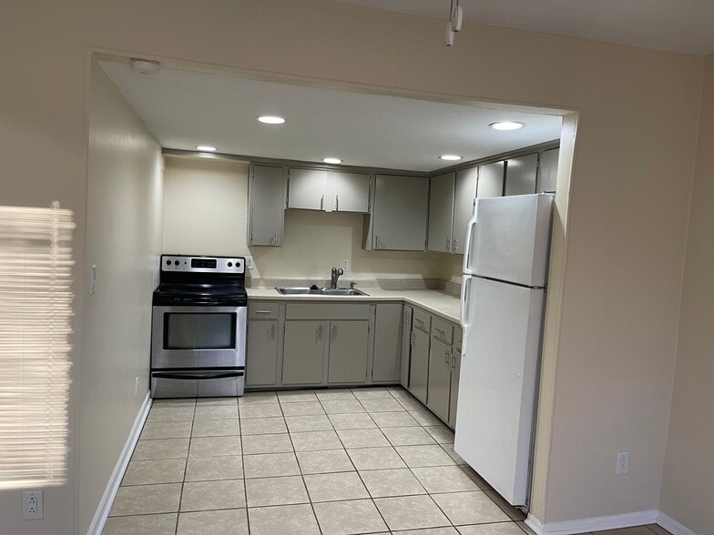 Primary Photo - 1305 N Banner Ave