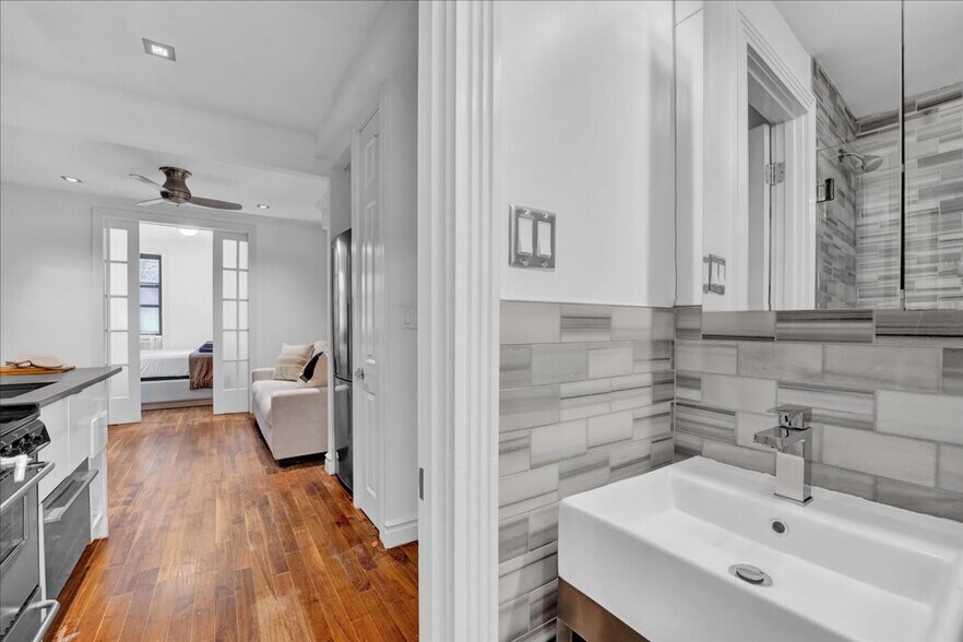 Building Photo - 52 Barrow St