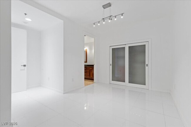 Building Photo - 4525 Dean Martin Dr