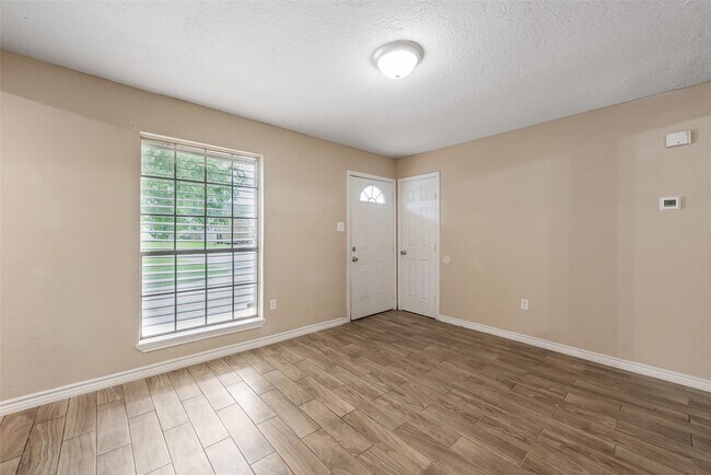 Building Photo - 7422 Oriole St
