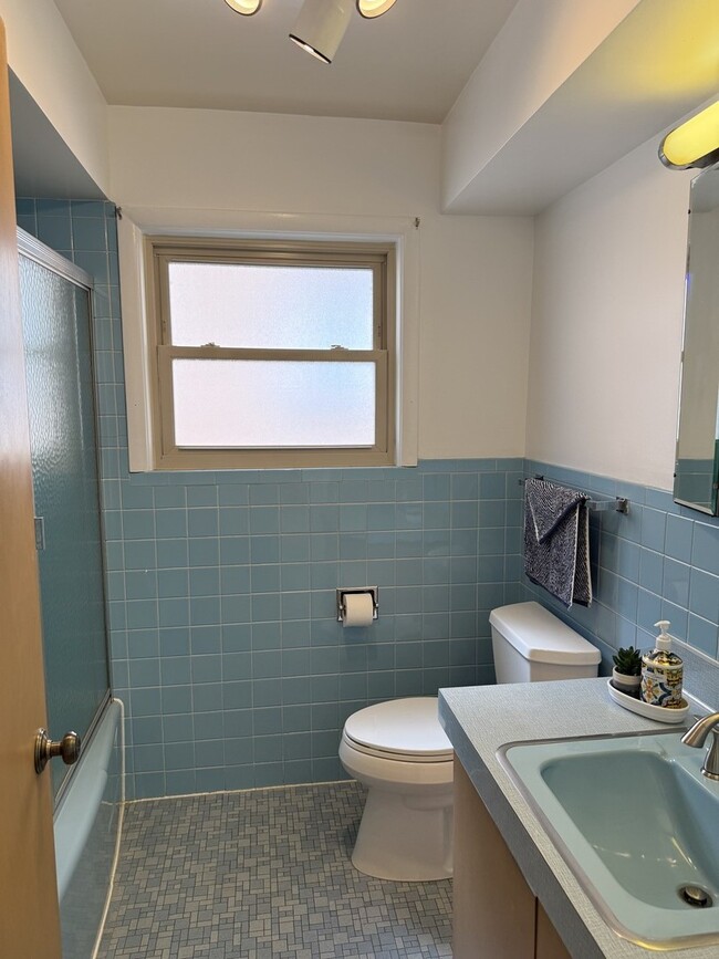 Building Photo - 2711 W Berwyn Ave