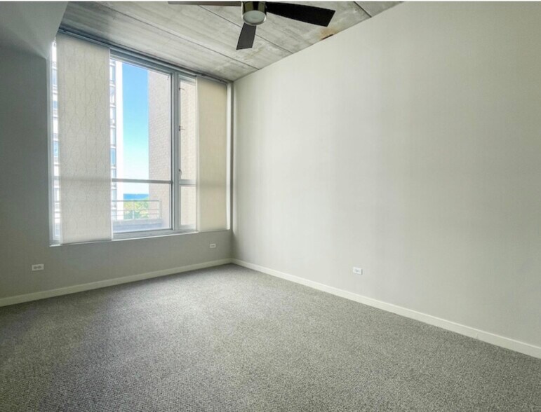 Building Photo - 5430 N Sheridan Rd