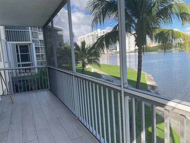 Building Photo - 2999 Point E Dr