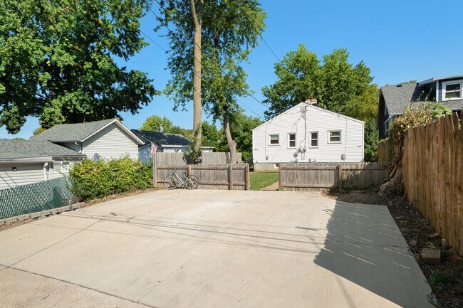 Building Photo - Chic French-ish Town-Cottage