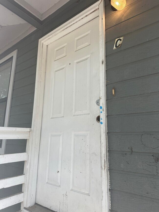 Building Photo - 1830 Sylvan Ct
