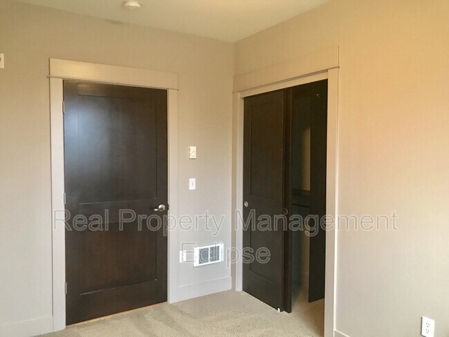 Building Photo - 18609 SE Newport Way
