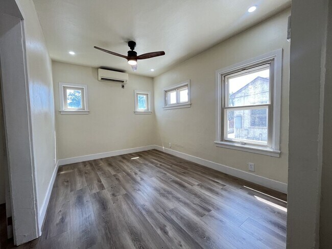 Building Photo - Just Listed! 1B/1B Newly Remodeled Unit