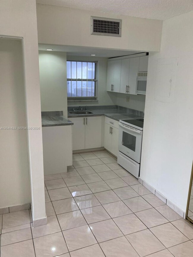 Building Photo - 210 Fontainebleau Blvd
