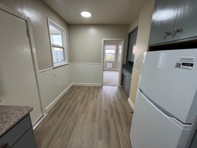 Building Photo - Charming Parkside Upper Flat w/ Garage Parking