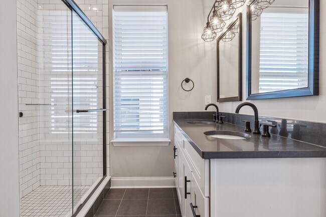 Building Photo - Luxury 3-Bedroom, 4-Bathroom House in Sout...
