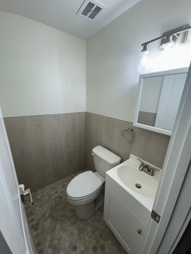 Building Photo - 6070 Longchamp Dr