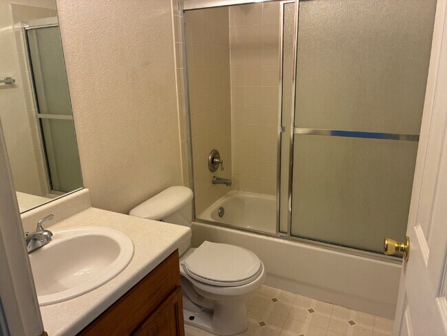 Building Photo - Very Nice 2 Bedroom, 2 1/2 Bath Townhome in Quail Run! Community Pool & Tennis Courts! Minutes To...