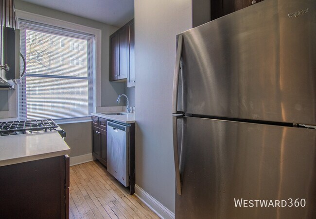 Building Photo - 1626 W Sherwin Ave