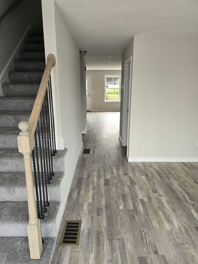 Building Photo - Megway Ct. (2-5)