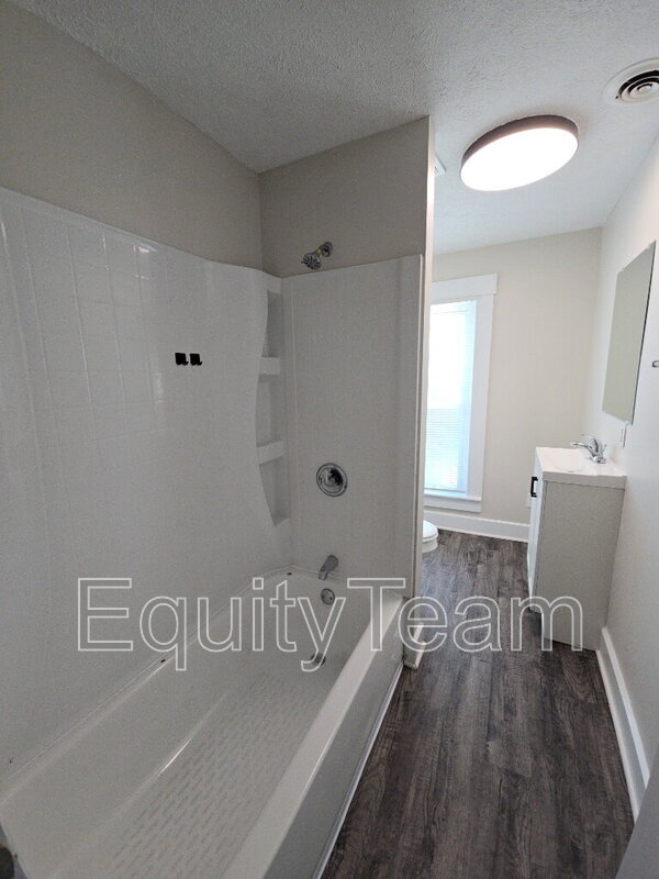 Building Photo - 128 N River St