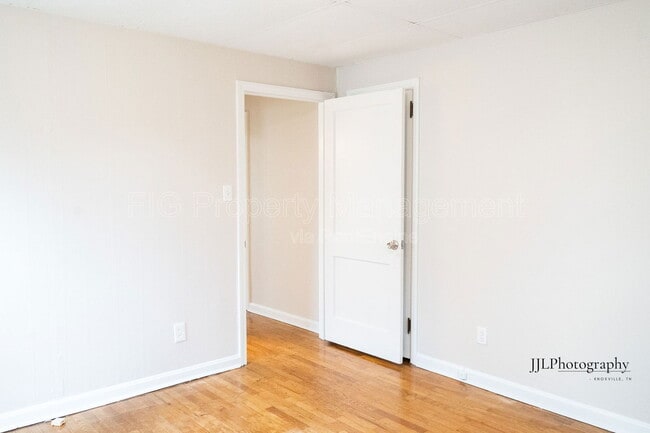 Building Photo - 716 E Oldham Ave