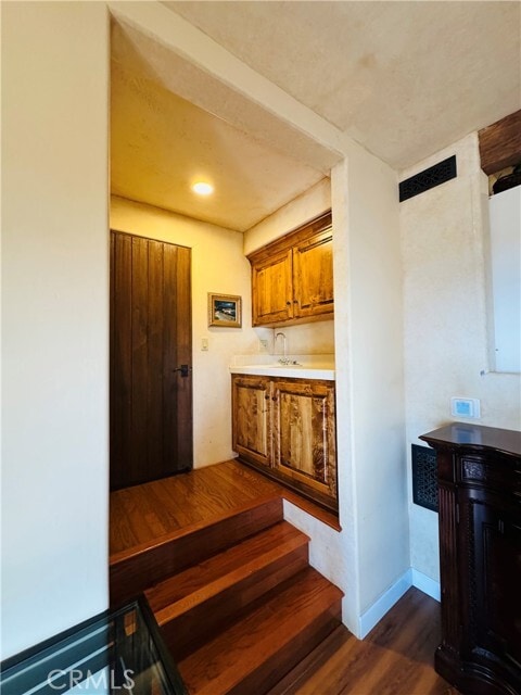 Building Photo - 573 Temple Hills Dr