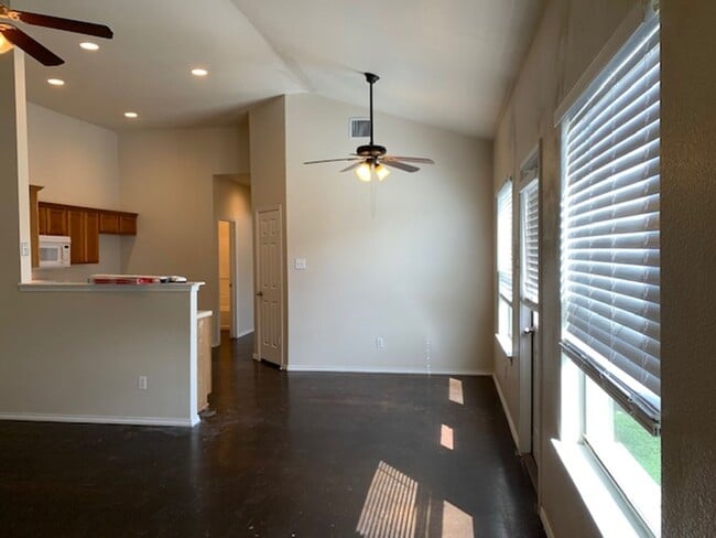 Building Photo - Townhome for rent
