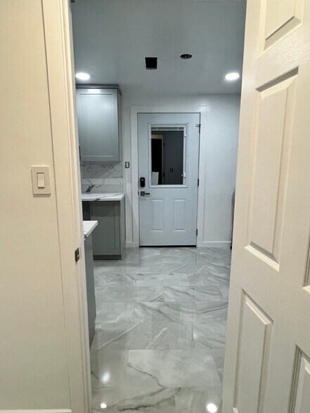 Building Photo - 706 S Greenthorn Ave