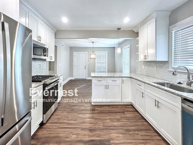Building Photo - 4-Room Home in Prime Location Near Schools...