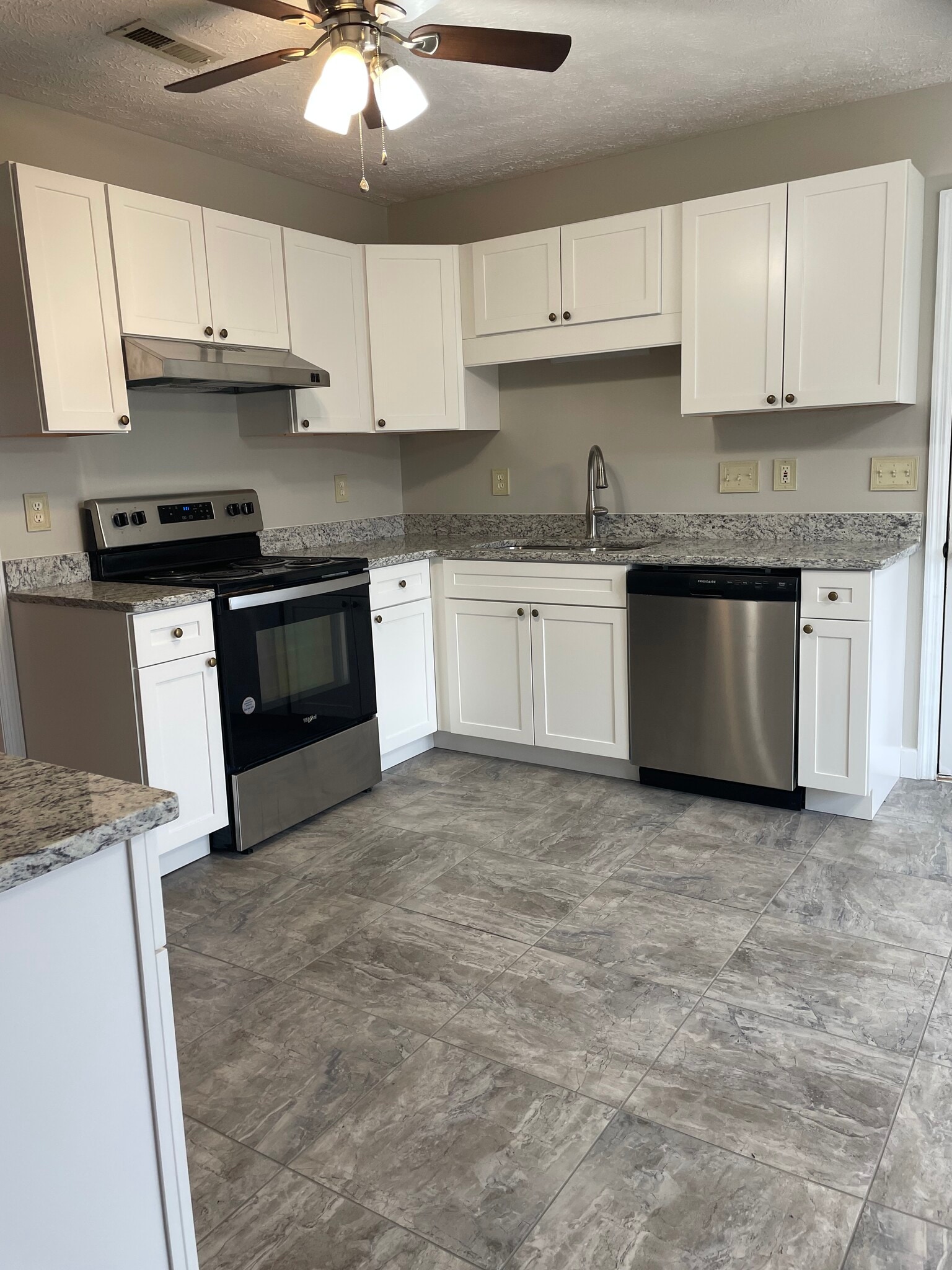 Building Photo - 122 Mosswood Dr