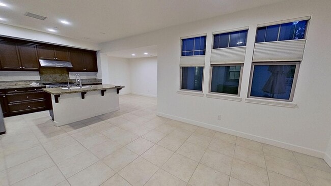 Building Photo - Gorgeous 3 Bedroom 2.5 Bath Townhome