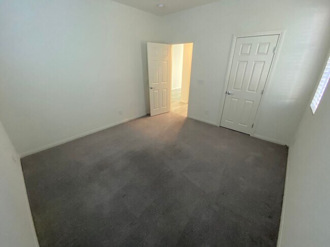 Building Photo - Beautiful 4 bed/3 home located in Henderson.