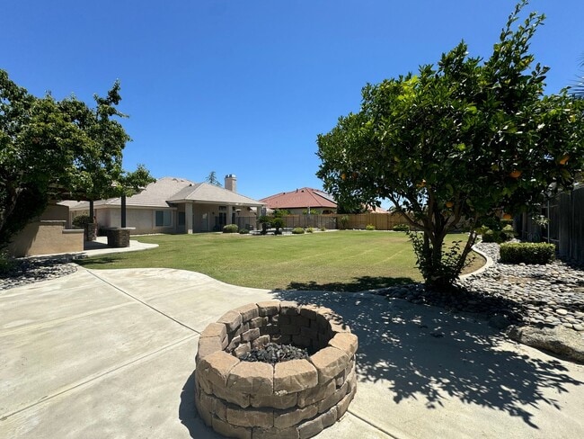 Building Photo - Gorgeous NW Bakersfield home with pool!