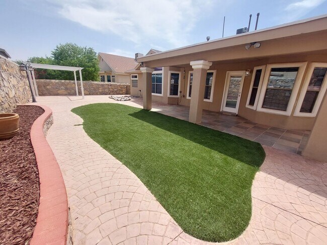 Building Photo - 4 BEDROOM 2 BATHROOM HOME 3 CAR GARAGE HOM...