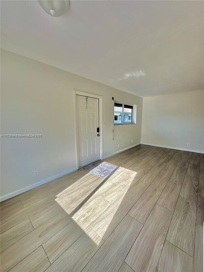 Building Photo - 1821 N 17th Ct