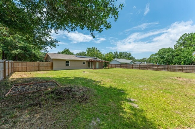 Building Photo - Charming Navarre Home on Nearly Half an Acre
