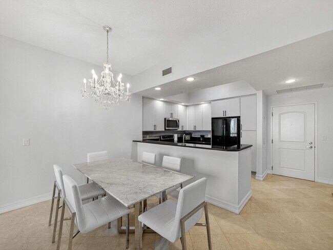 Building Photo - 701 S Olive Ave