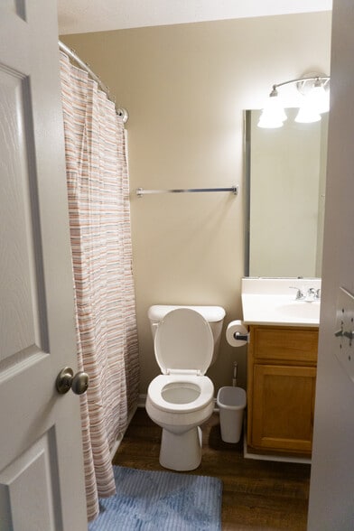 Full hall bath. - 485 Colby Ct
