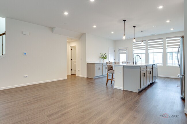 Building Photo - 121 Yorktown Ct