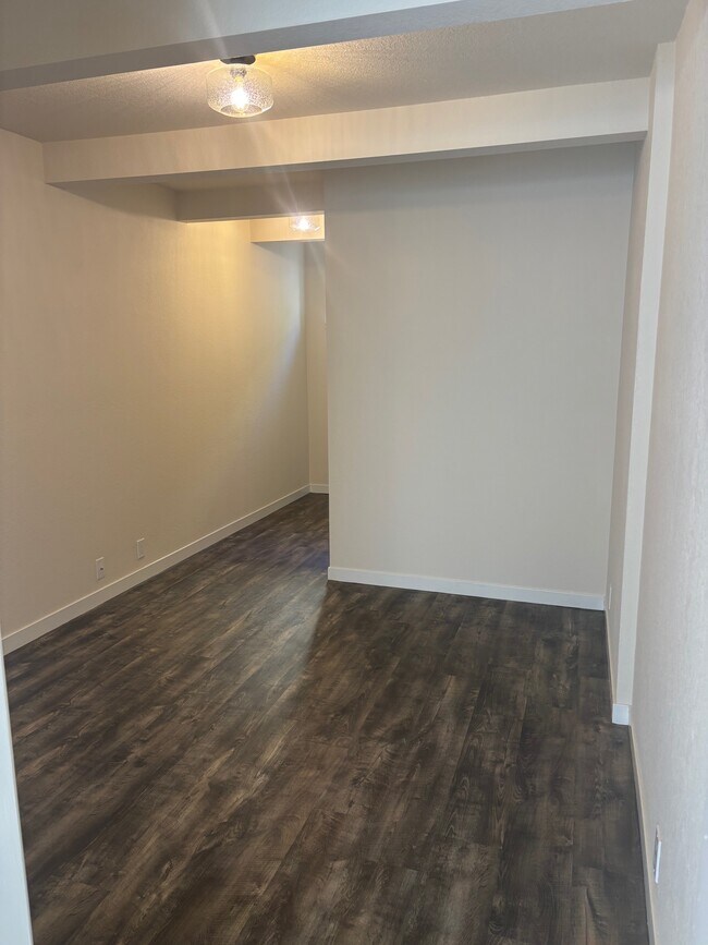 Building Photo - 574 Belden St