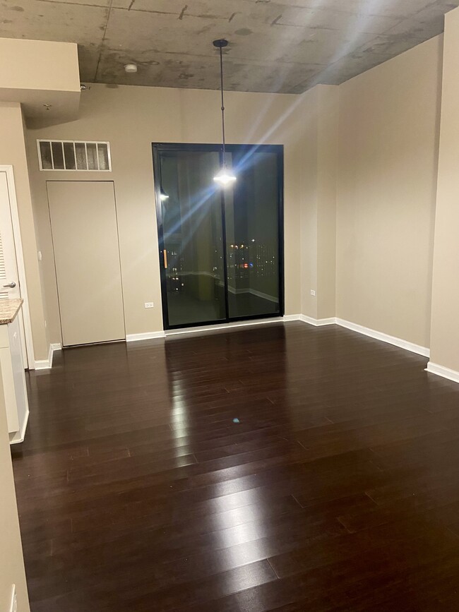 large living space with balcony - 1464 S Michigan Ave