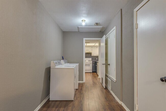 Building Photo - 16041 Stoneham Cir