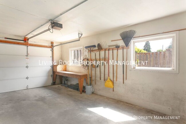 Building Photo - Dreamy Two Bedroom Ranch with Private Outd...