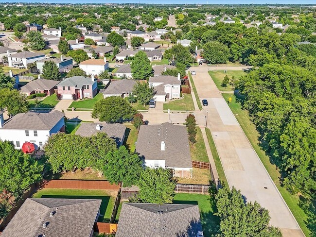 Building Photo - 8212 Canoe Ridge Ln