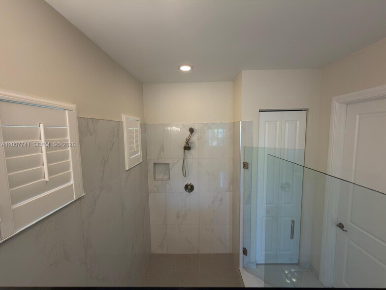Building Photo - 455 SW 113th Ln