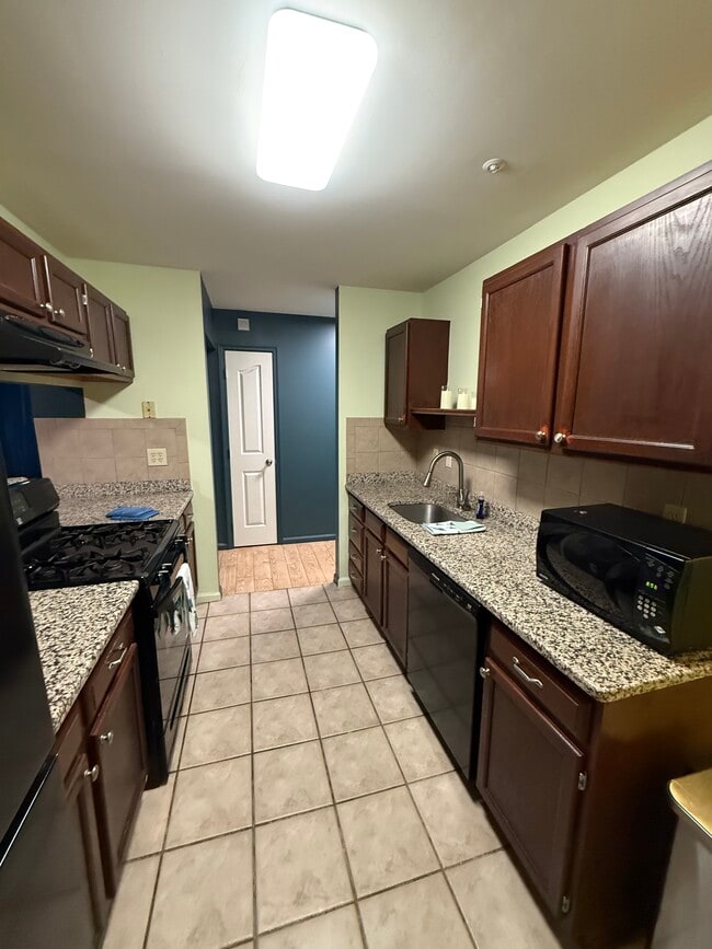 Building Photo - 1301 Waters Edge Dr